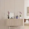Lonec za orhideje FIJI iz reciklirane plastike z dvignjenim dnom za boljšo drenažo.