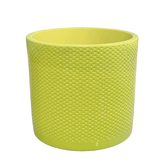 Keramičen lonec z glazuri v zeleni barvi in pikastimi vdolbinami