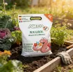 Altea Natural 3kg - naravno univerzalno gnojilo za vrt, humus deževikov - embalažna vreča postavljena v prostor, dvigneja greda z zemljo in rastlinjem