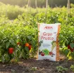 Altea Gran Frutto 25kg - organsko gnojilo za velike in okusne plodove - embalažna vreča na vrtu zraven paprike