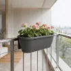 Stensko korito za rastline ALGARVE - antracit z zunanjimi cvetočimi rastlinami umeščen v prostor