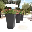 Visok Okrasni Cvetlični lonec CAPRI HIGH, črna z palmo zunaj na terasi