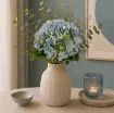 Umetna hortenzija Juliet v Autumn Light Blue barvi z velikim bogatim cvetom, realističnimi listi in dolžino 50 cm za elegantno dekoracijo doma ali poslovnega prostora.
