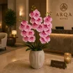 Umetno cvetje orhideja Phalaenopsis v lila barvi z devetimi realistično oblikovanimi cvetovi in dolžino 97 cm za elegantno dekoracijo doma ali poslovnega prostora.