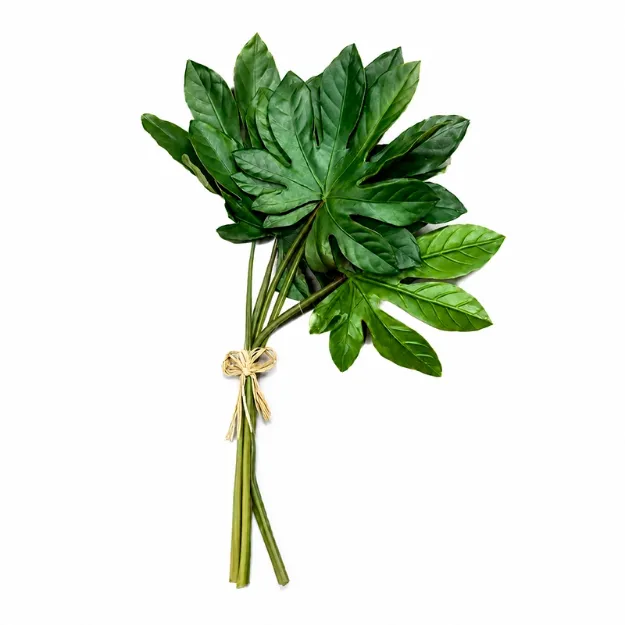 Umetno listje Aralia v temno zeleni barvi, povezano v dekorativni šopek z rafijo.